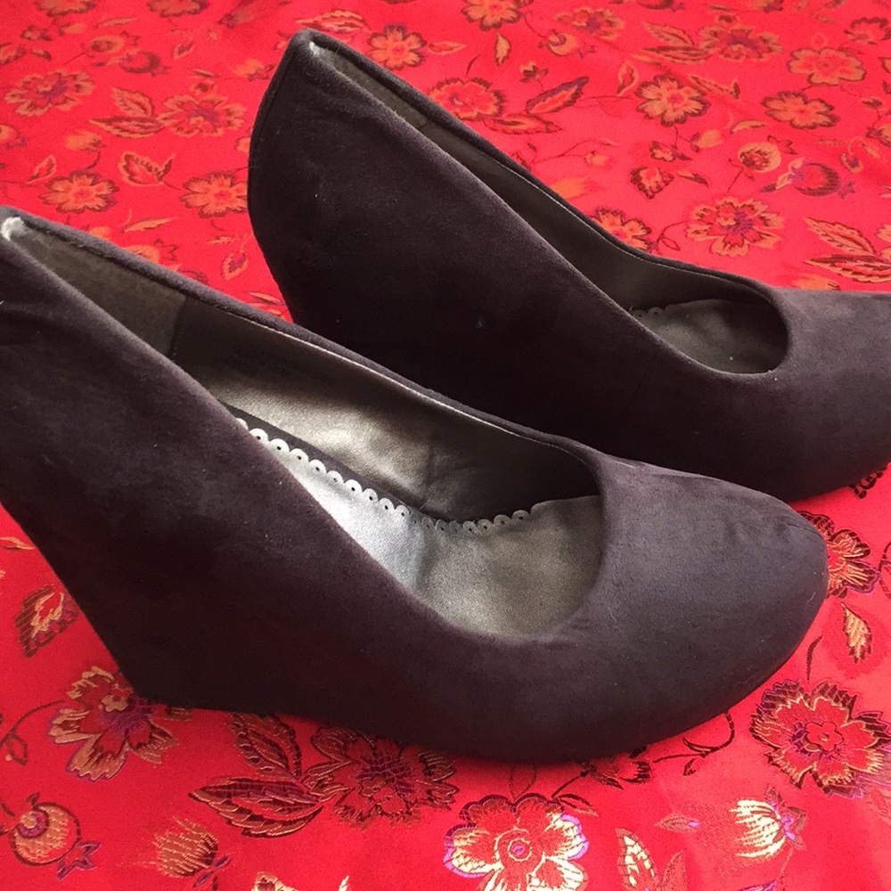 Black wedge heel